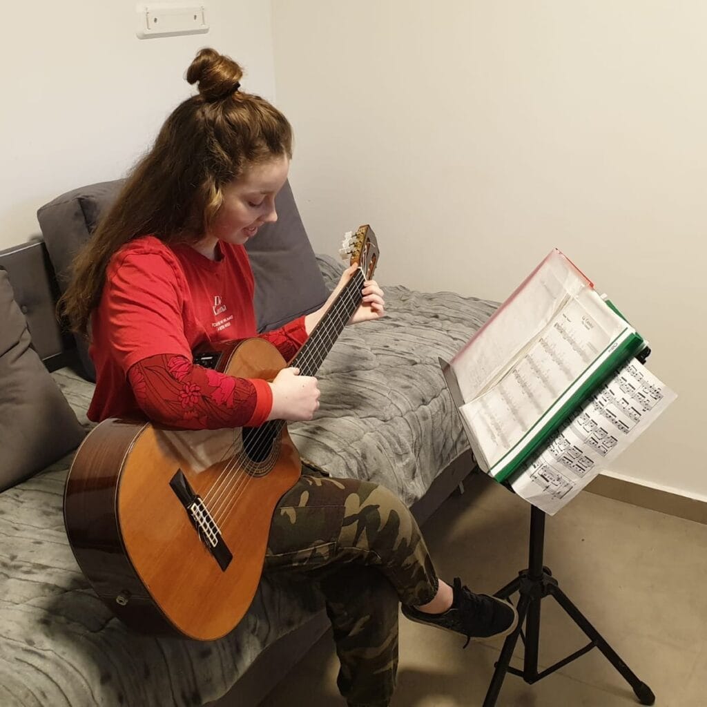 נגינה בגיטרה קלאסית